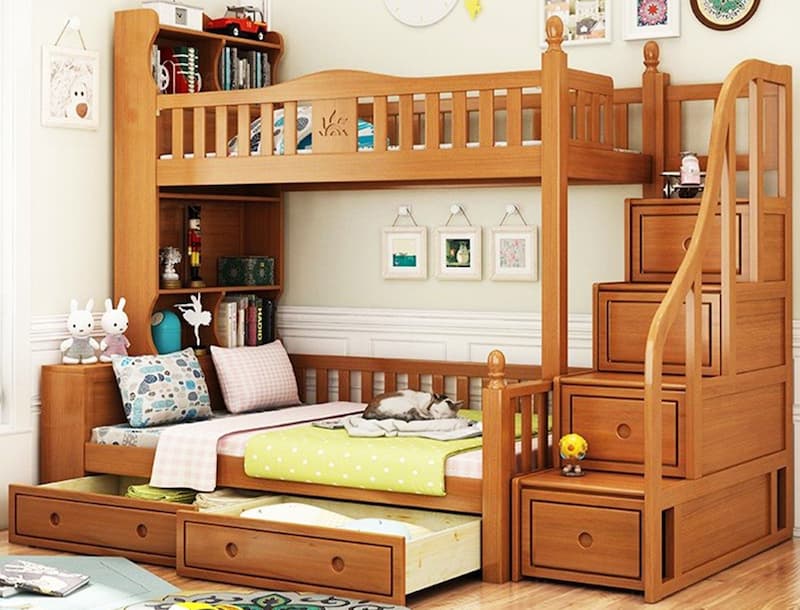 Dưới chân cầu thang và giường dưới đều có thêm các hộc tủ gọn gàng