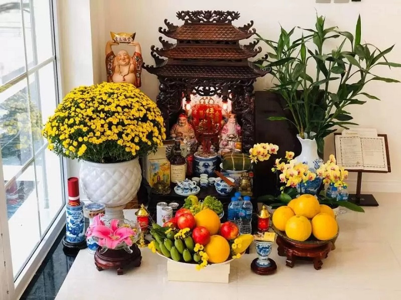 Lọ hoa tươi là thứ không thể thiếu tại ban thờ Thần Tài