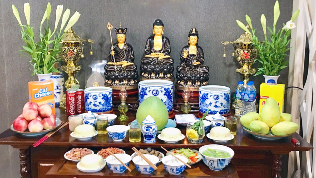 Bên cạnh thủ tục thay bát hương, bạn nên tìm hiểu cách sắp xếp các vật phẩm trên bàn thờ