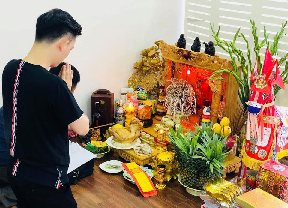 Sau khi đã hoàn thành việc bốc bát hương, bạn nên thắp nén hương mới cho thần linh
