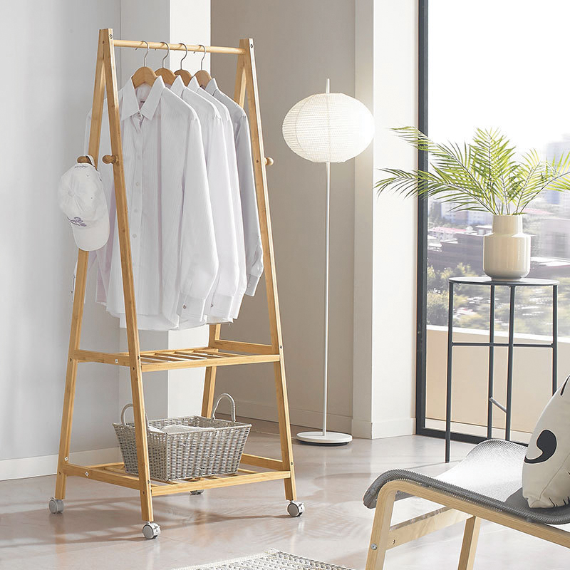 Đặt giá treo đồ ở góc phòng là tốt nhất