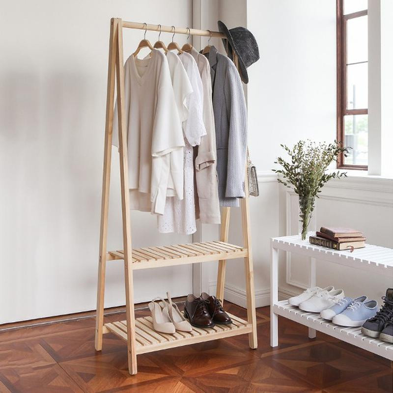 Lắp giá treo ngay gần cửa sổ và kệ giày dép