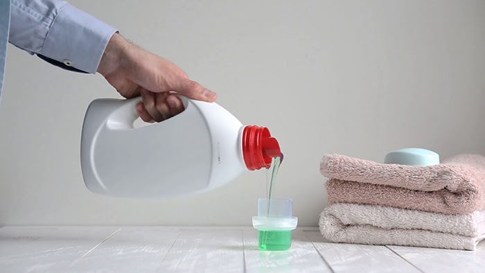 Nước xả quần áo là cách lau kính sạch được nhiều người áp dụng