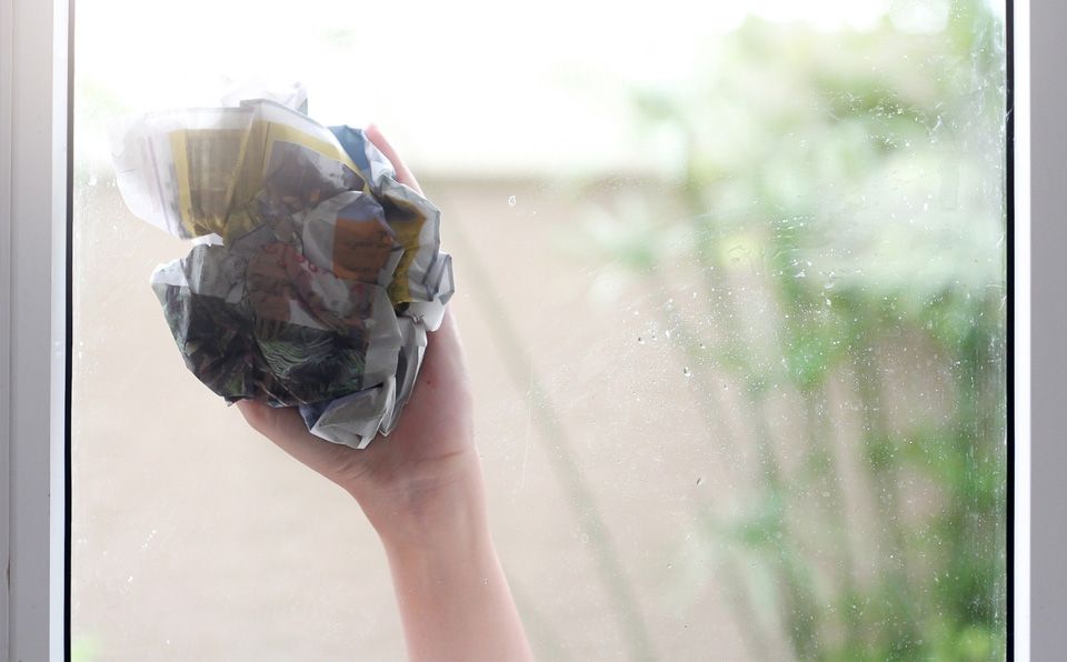 Giấy báo có khả năng thấm hút tốt giúp loại bỏ bụi bẩn và vết ố trên kính