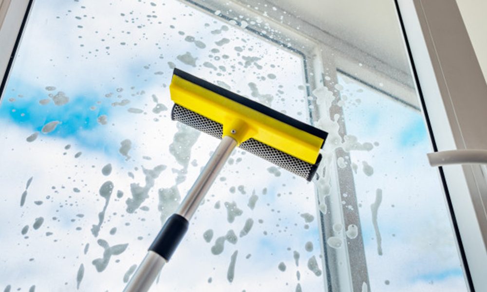 Chổi cao su được nhiều người sử dụng làm cách lau kính sạch bóng