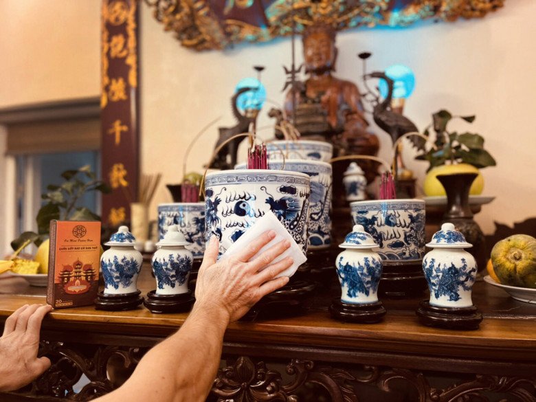 Lau bàn thờ sạch sẽ trước khi rước Thần Tài Thổ Địa