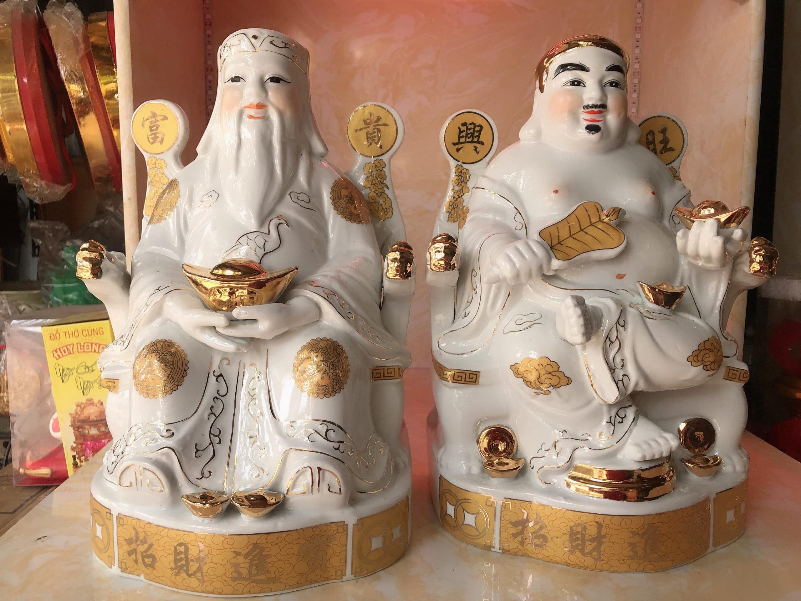 Chuẩn bị đầy đủ vật thờ cúng cho Thần Tài Thổ Địa