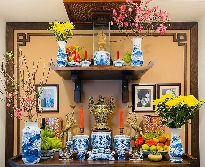 Trang trí bàn thờ gia tiên đẹp không chỉ tăng tính thẩm mỹ mà còn thể hiện sự hiếu nghĩa của con cháu đối với tổ tiên