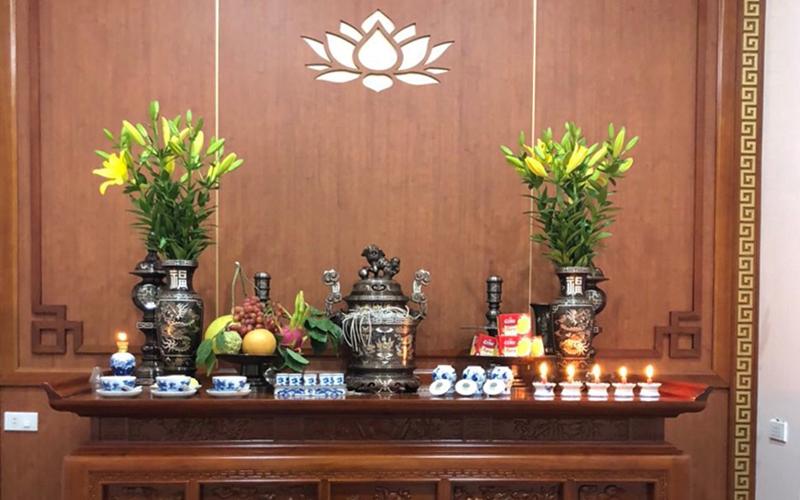 Lưu ý không trang trí bàn thờ quá nhiều chi tiết và hạn chế thay đổi vị trí của các vật phẩm đang dùng để thờ cúng