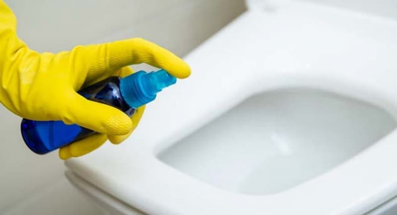 Đổ nước rửa chén, nước rửa bồn cầu trực tiếp xuống cống để khử mùi hôi