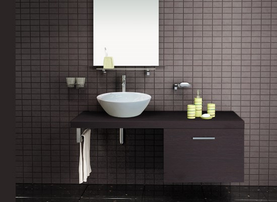 Việc kết hợp lavabo với tủ giúp khu vực nhà tắm trở nên gọn gàng hơn