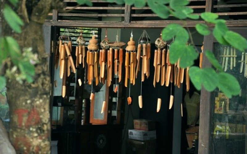 Nên treo chuông gió phong thủy ở cửa chính, cửa sổ, lối vào