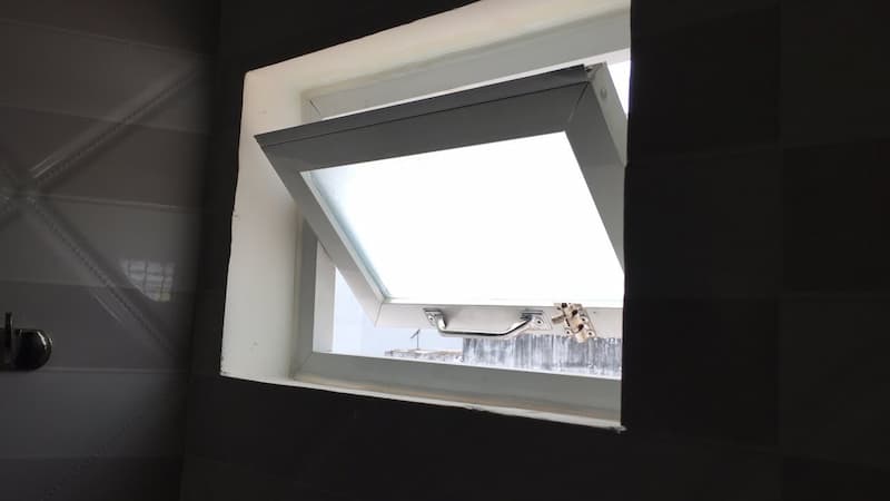 Cửa thông gió lật được thiết kế cơ chế lật ra, lật vào tiện lợi