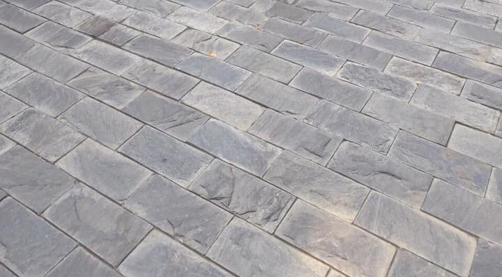 Đá tự nhiên lát sân vườn cần có khả năng chống mài mòn để tránh gây nguy hiểm cho người đi lại