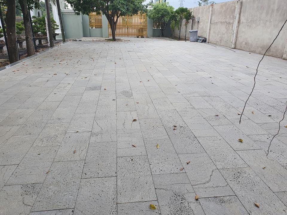 Các lỗ nhỏ li ti giúp đá ong xám có khả năng chống trơn trượt tốt