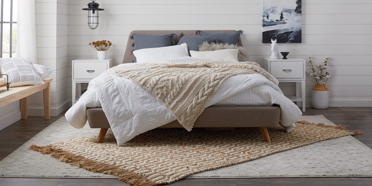 Decor phòng ngủ nhỏ với thảm trải sàn giúp tạo điểm nhấn cho không gian