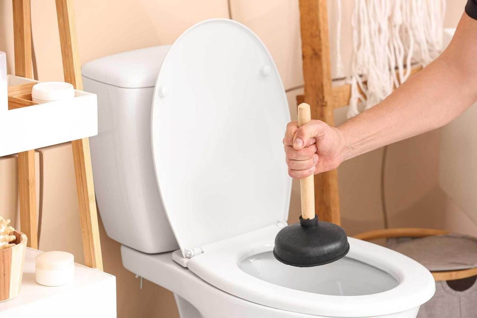 Pit tông cao su là dụng cụ thông bồn cầu phổ biến