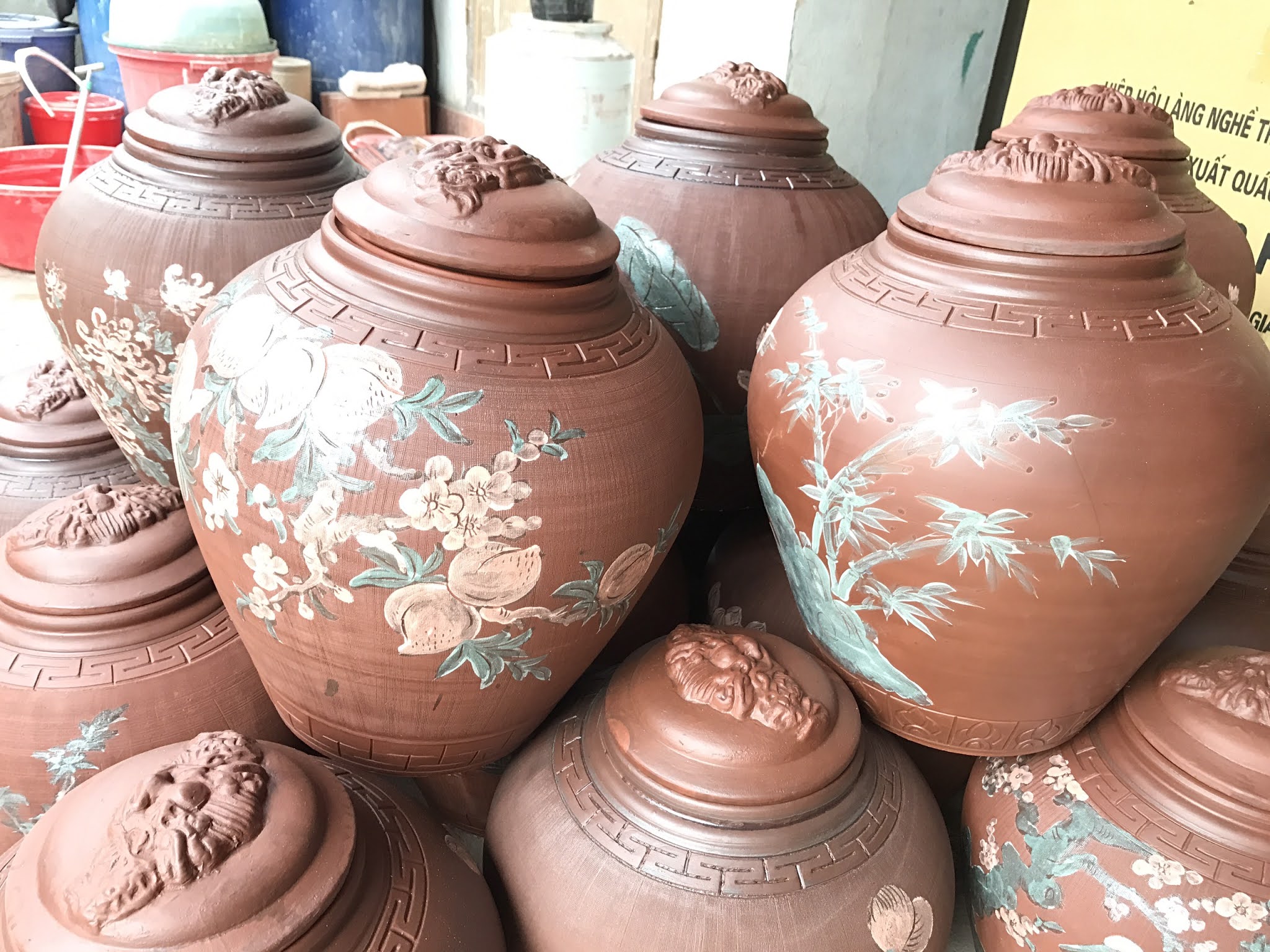 Hũ gạo cần được đổ đầy và đậy kín để giữ sự tươi mới cho gạo