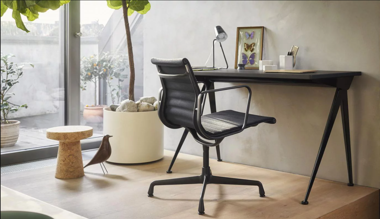 Bạn không nên hướng bàn làm việc quay vào tường