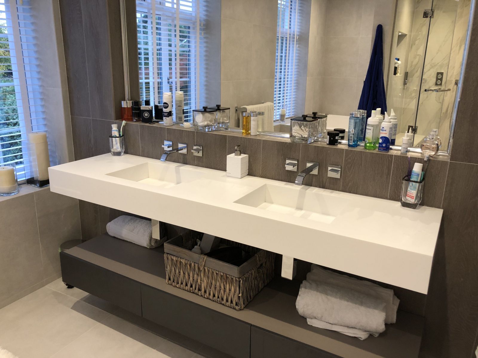 Kích thước bàn đá lavabo đôi khá lớn