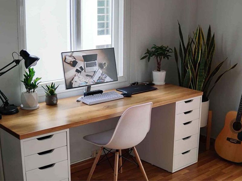 Chiều cao bàn làm việc theo kích thước chuẩn sẽ giúp bạn thoải mái làm việc.