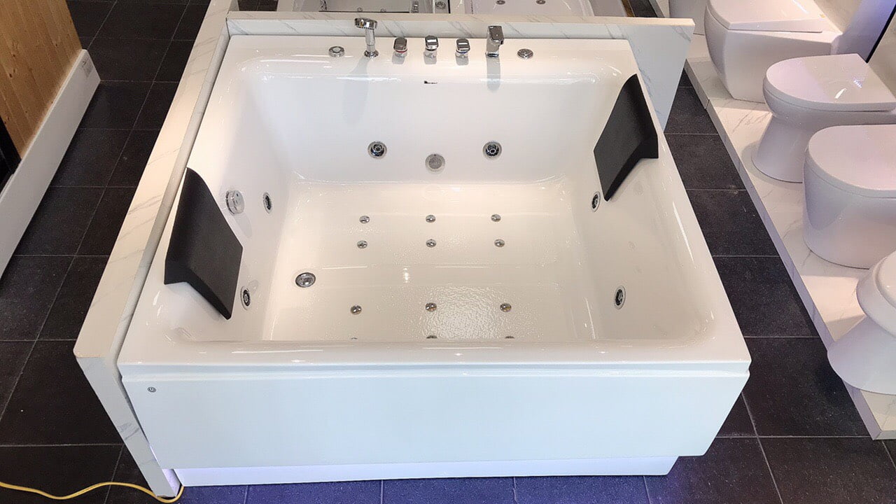 Kích thước bồn tắm vuông phổ biến nhất là rộng 1m2 với chiều cao 660mm