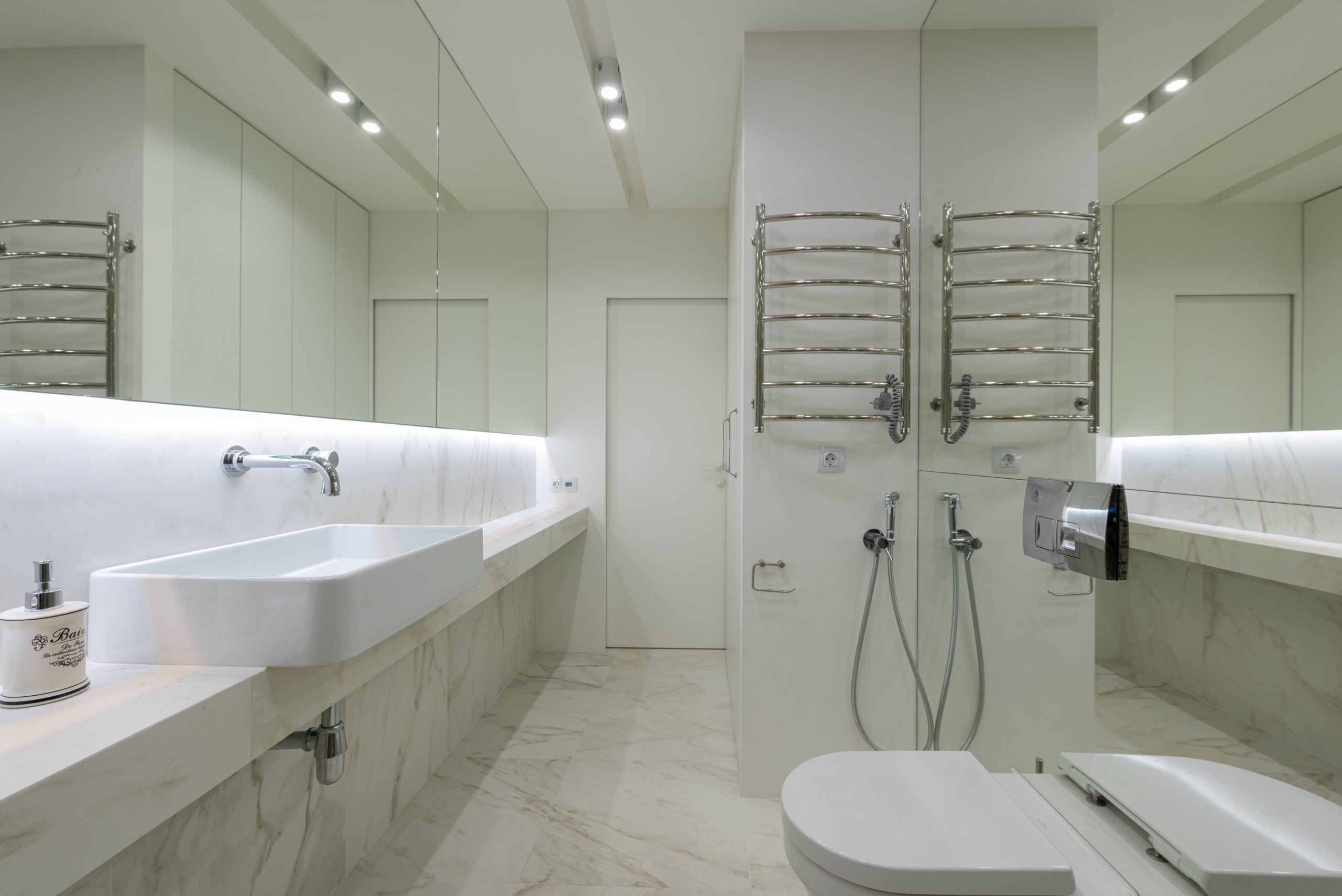 Nhà vệ sinh cửa màu trắng tạo vẻ đẹp sang trọng