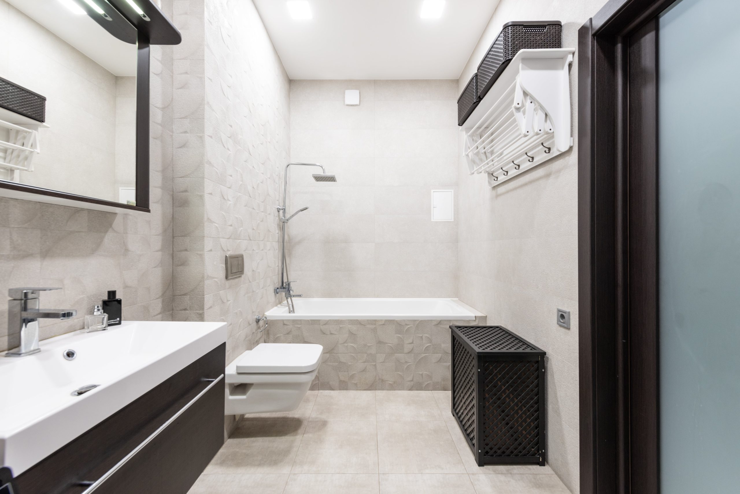 Cửa nhà vệ sinh ốp kính cường lực