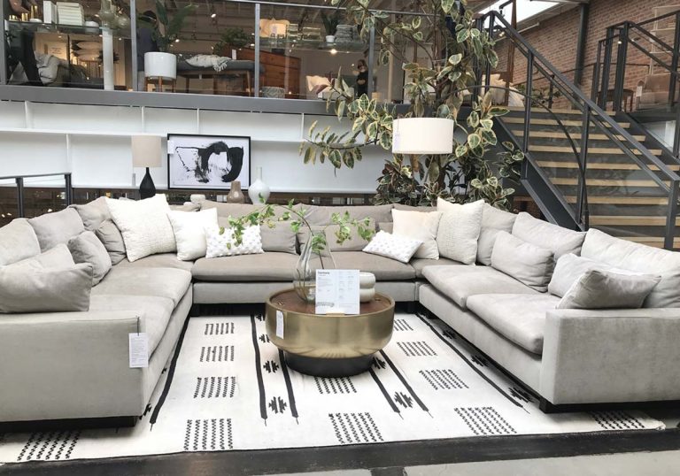 Kích thước ghế sofa phù hợp là yếu tố cực quan trọng với ngôi nhà. Tùy vào diện tích của căn phòng, gia chủ cân nhắc để lựa chọn bộ ghế sofa phù hợp để vừa đáp ứng được nhu cầu sử dụng trở vừa giúp không gian hài hòa, hợp lý.
