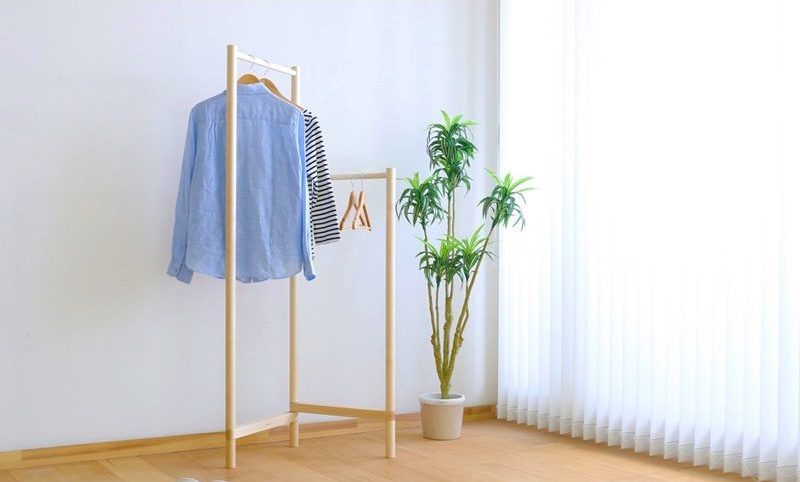 Kệ treo quần áo được sử dụng phổ biến trong gia đình và các cửa hàng thời trang