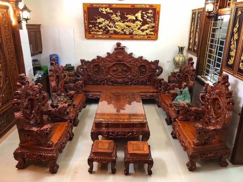 Bộ bàn ghế đỉnh rồng được trạm khắc tỉ mỉ tạo nên sự đẳng cấp, sang trọng
