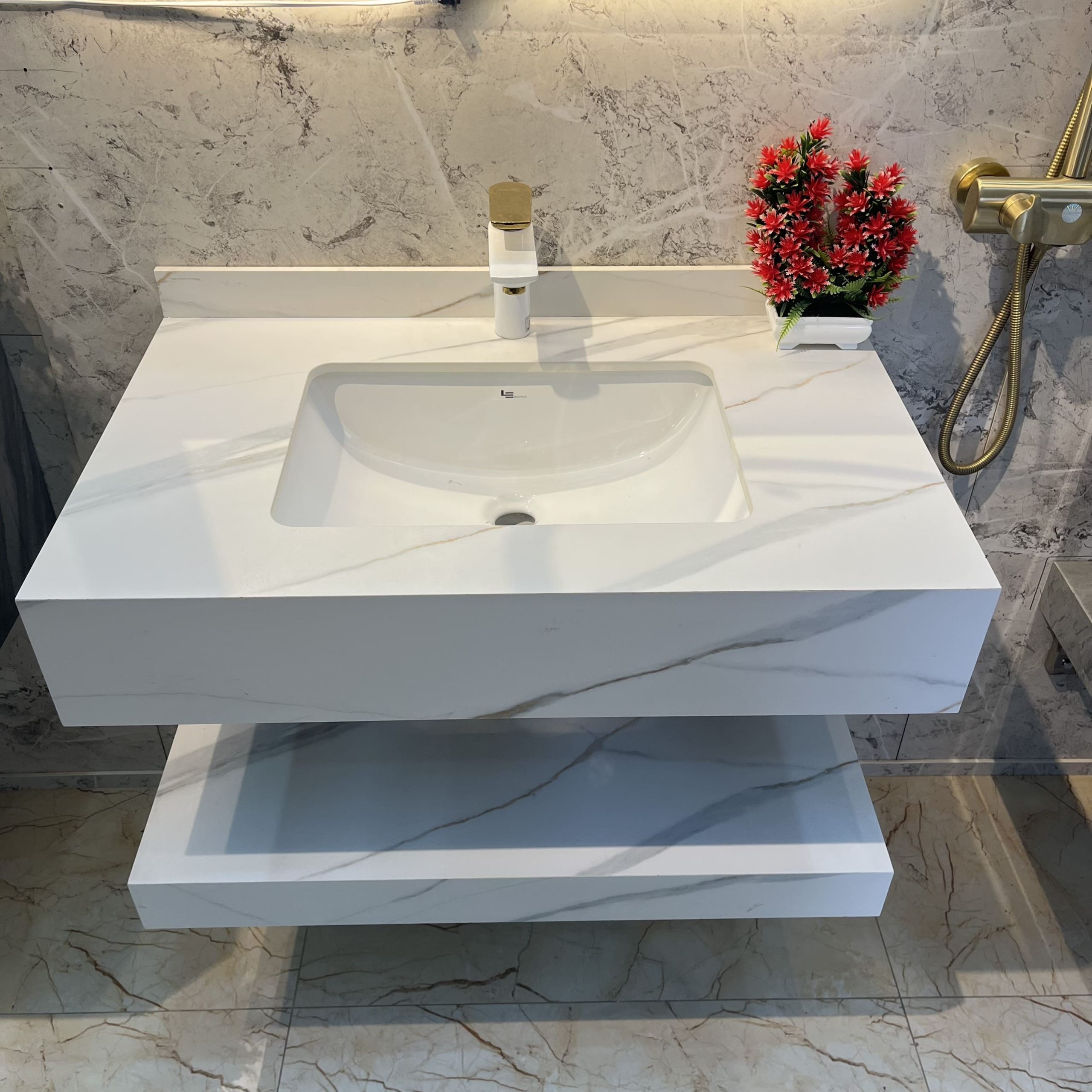 Lavabo rửa mặt được làm từ chất liệu sứ mạ crôm