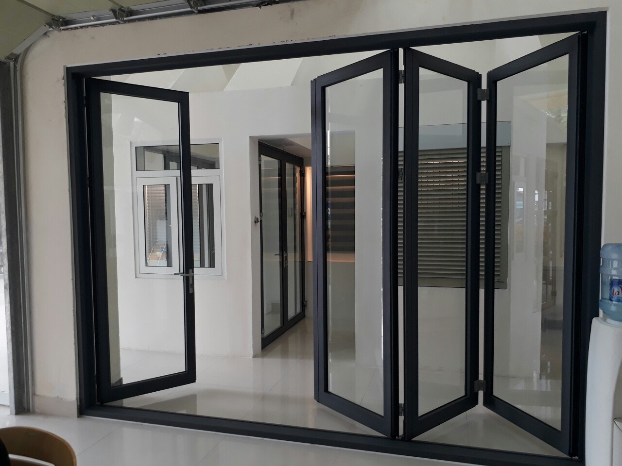 Mẫu cửa nhôm kính gập giúp tiết kiệm không gian