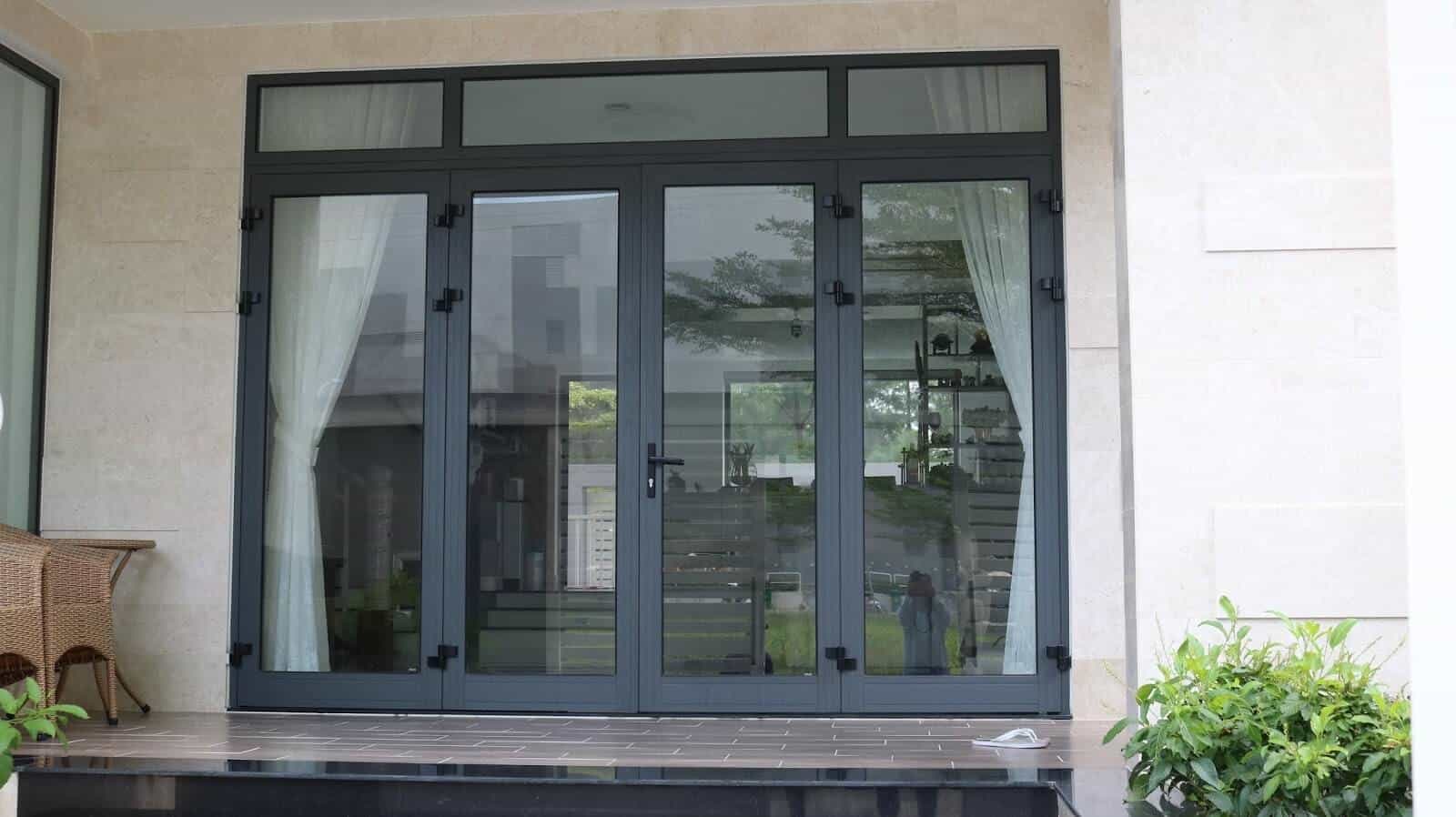 4 mẫu cửa nhôm kính phòng khách đẹp phổ biến nhất hiện nay