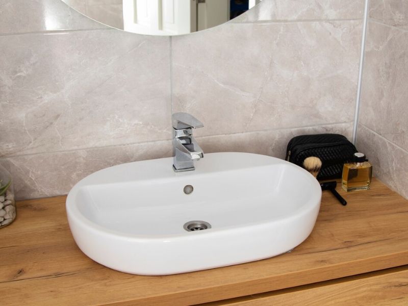 Lavabo đặt bàn tạo cho không gian phòng tắm hiện đại, tinh tế.
