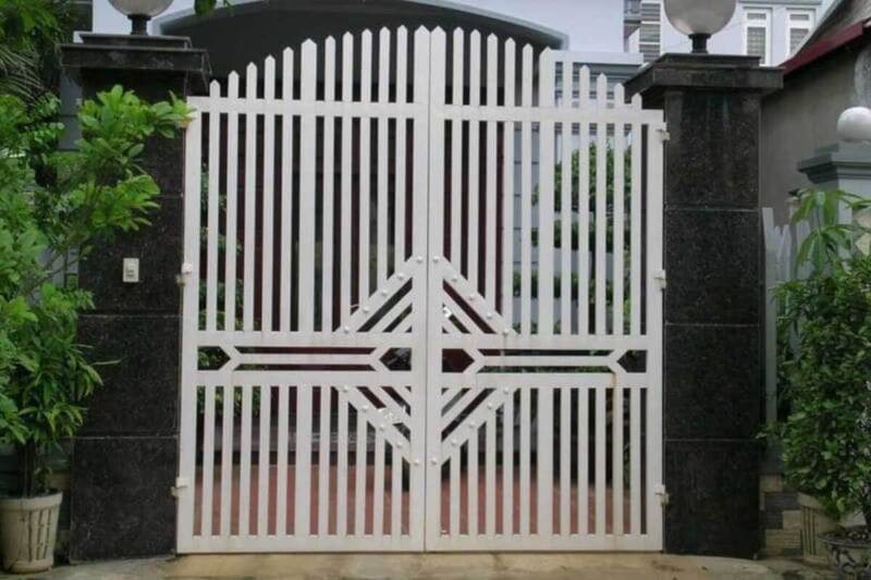 Sơn cổng nhà màu trắng tạo sự tinh khiết, trong sáng