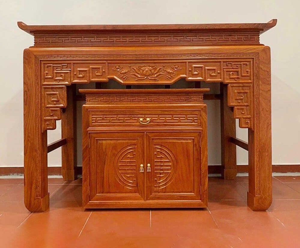 Mẫu tủ thờ gỗ hương được nhiều gia chủ ưa chuộng, tuy nhiên giá thành khá đắt đỏ