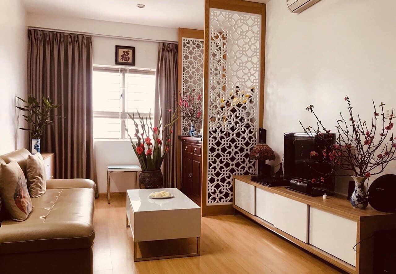 Vách ngăn phòng khách với phòng thờ hoạt tiết hoa lá