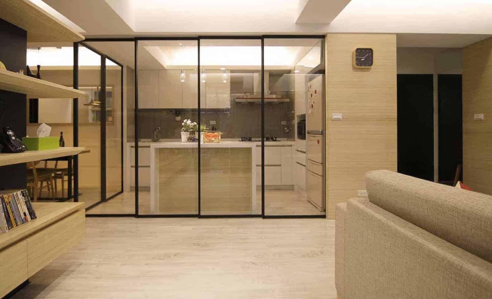 Mẫu vách ngăn phòng khách bằng kính nhôm giúp mở rộng góc nhìn