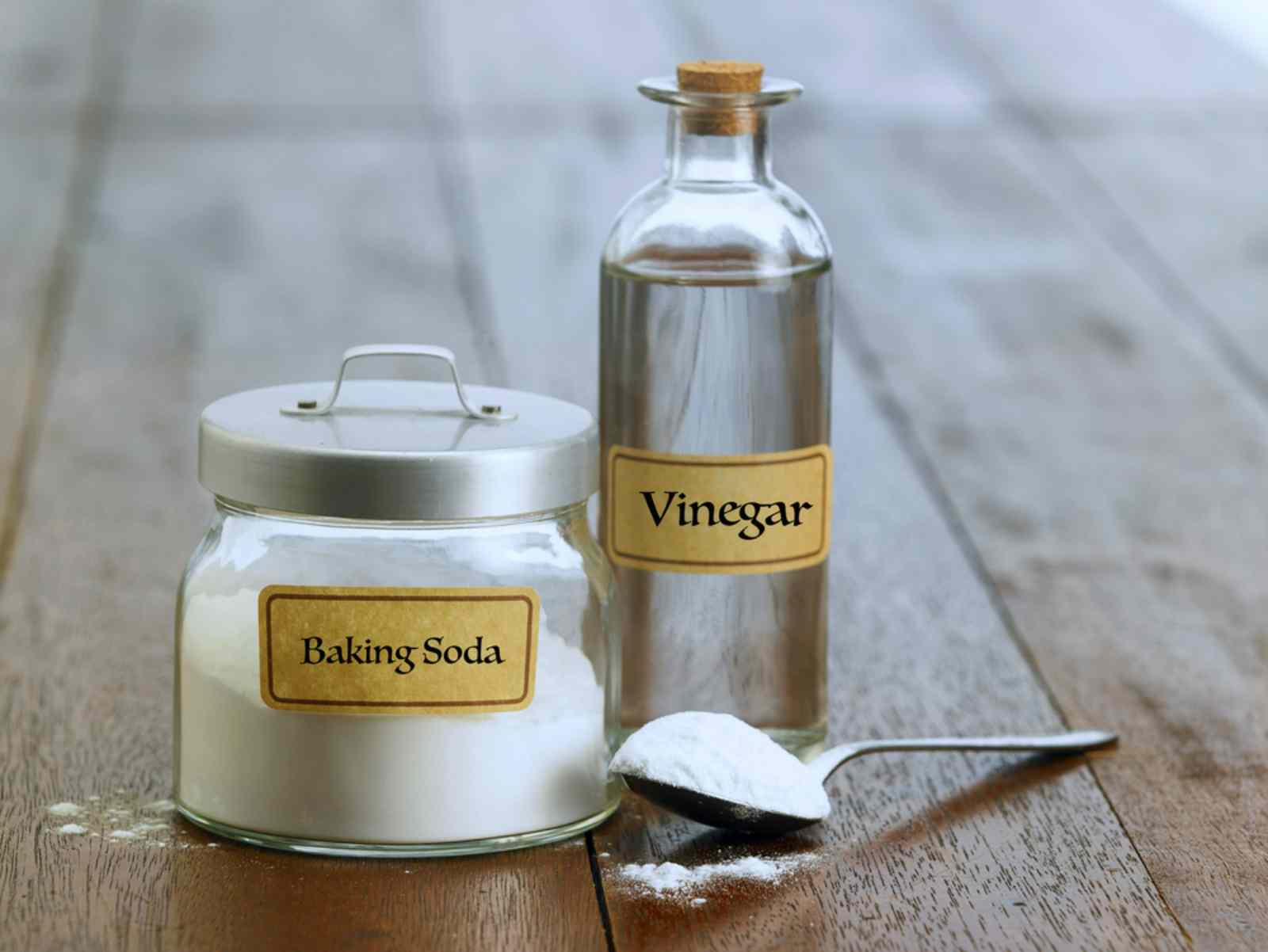 Mẹo thông tắc bồn cầu nhanh bất ngờ trong 5 phút với giấm ăn và baking soda khá đơn giản