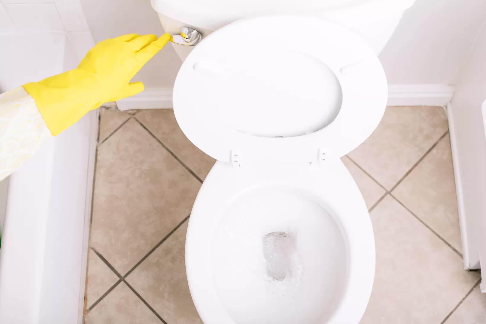 Bạn nên đeo đồ bảo hộ khi thông bồn cầu