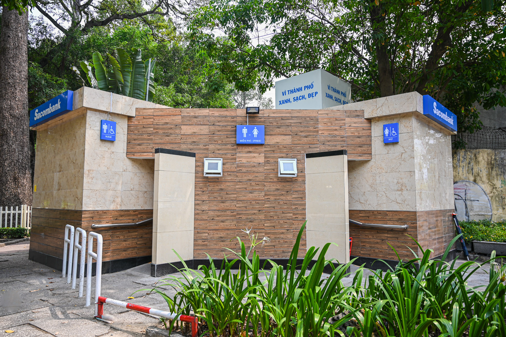 Chung tay xây dựng nhà vệ sinh công cộng