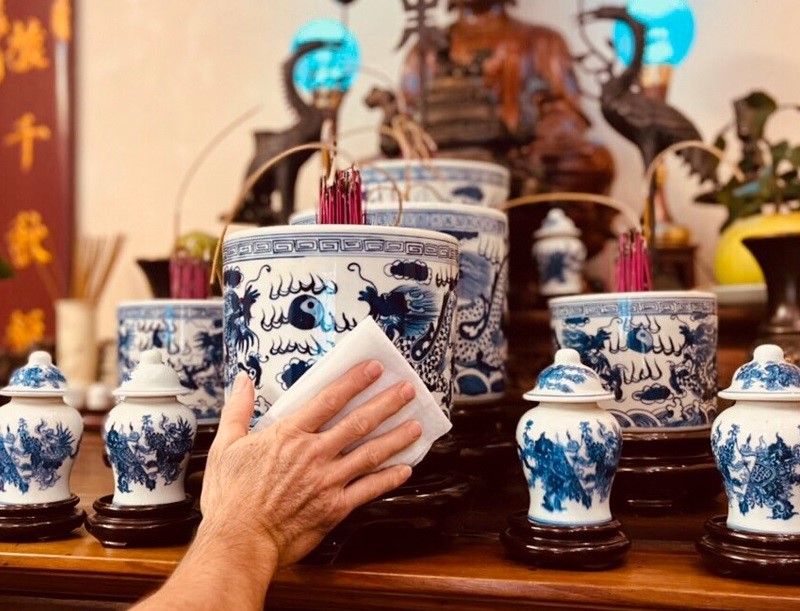 Thường xuyên lau chùi, dọn dẹp để bàn thờ luôn sạch sẽ, gọn gàng