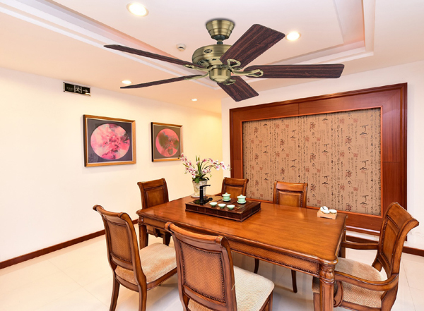 Với thiết kế vân gỗ độc đáo, quạt trần cổ điển mang đến vẻ ấm cúng cho không gian
