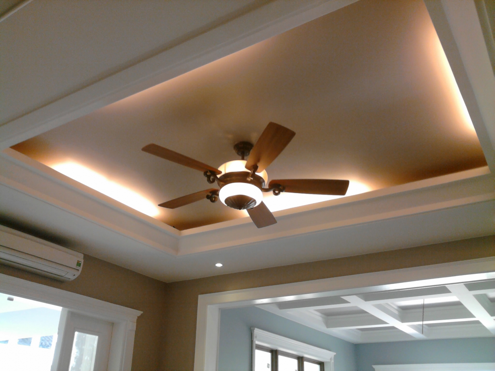 Quạt trần trang trí phòng khách hoàn hảo sẽ đáp ứng đủ cả 03 tiêu chí trên
