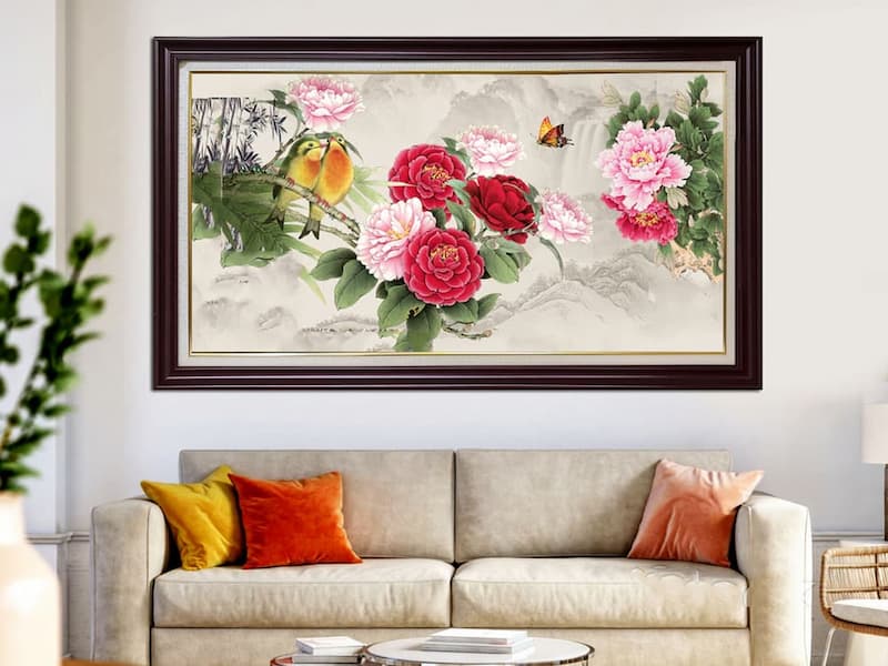 Tranh phong thủy theo tuổi Thìn nên chọn những bức tranh về Bát mã, hoa mẫu đơn hoặc Rồng xanh hí thủy