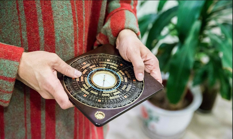 Dùng la bàn để xác định hướng nhà
