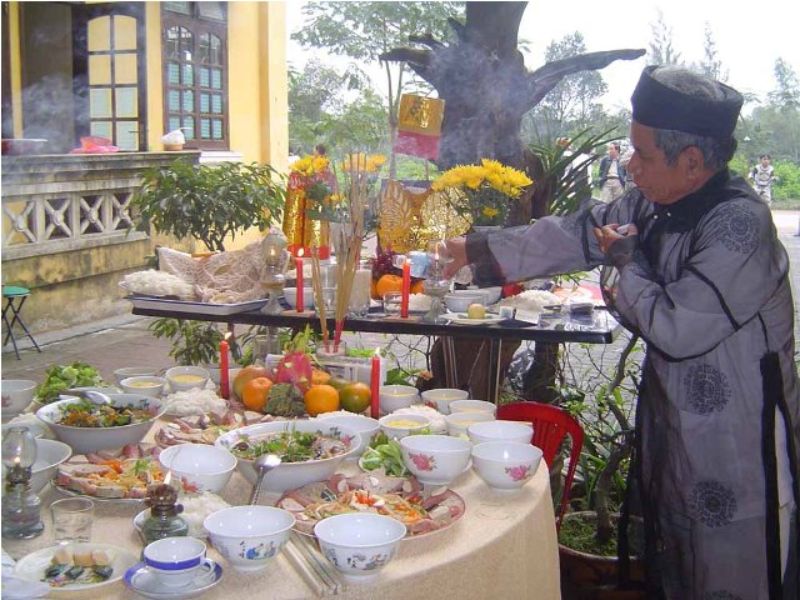 Đọc văn khấn và tiến hành buổi lễ