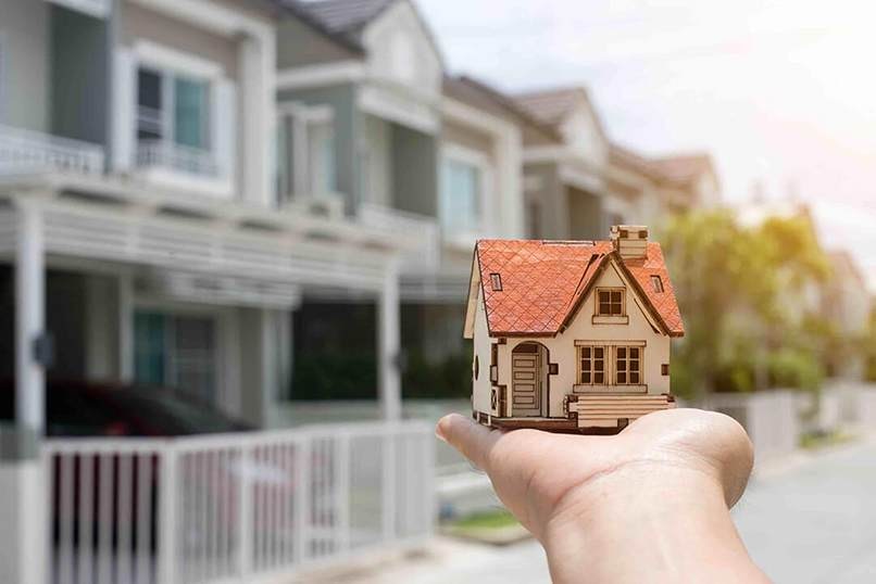 Xem tuổi mua nhà là một trong những là điều cần thiết bởi mỗi độ tuổi sẽ có cung mệnh, hướng nhà phù hợp riêng. Phong thủy của ngôi nhà phù hợp với tuổi, mệnh và cung sẽ mang lại tài lộc và sự nghiệp hanh thông cho cả gia đình.