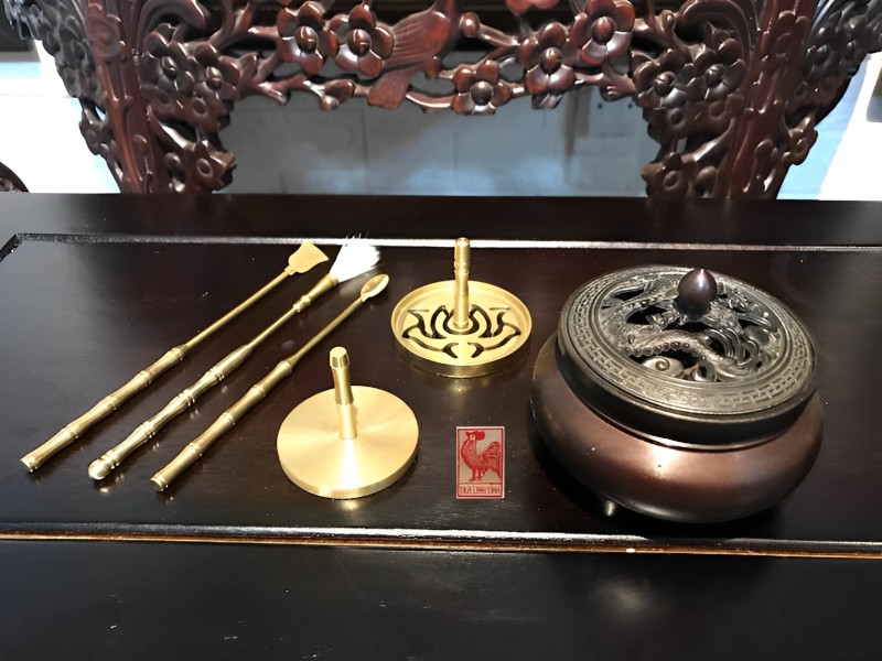 Sử dụng dụng cụ chuyên dụng để đốt trầm hương đạt hiệu quả như mong đợi